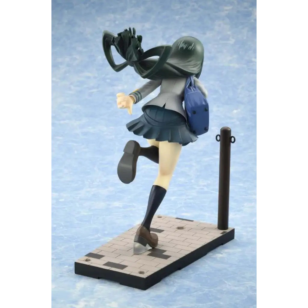 Tsuyu Asui figurin i My Hero Academia-uniform, mörkgrön hår, ryggsäck
