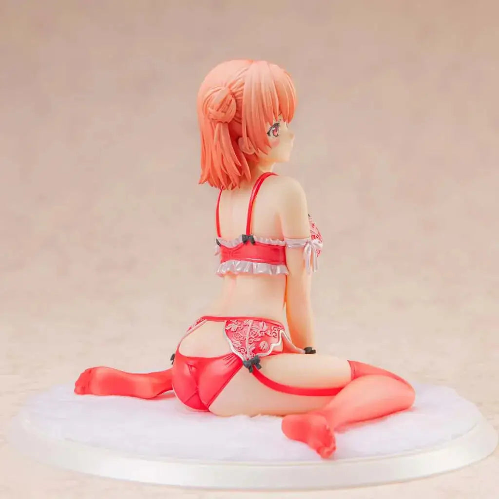 Yui Yuigahama figurin i rosa hår, röd spetslingeri, på vit bas