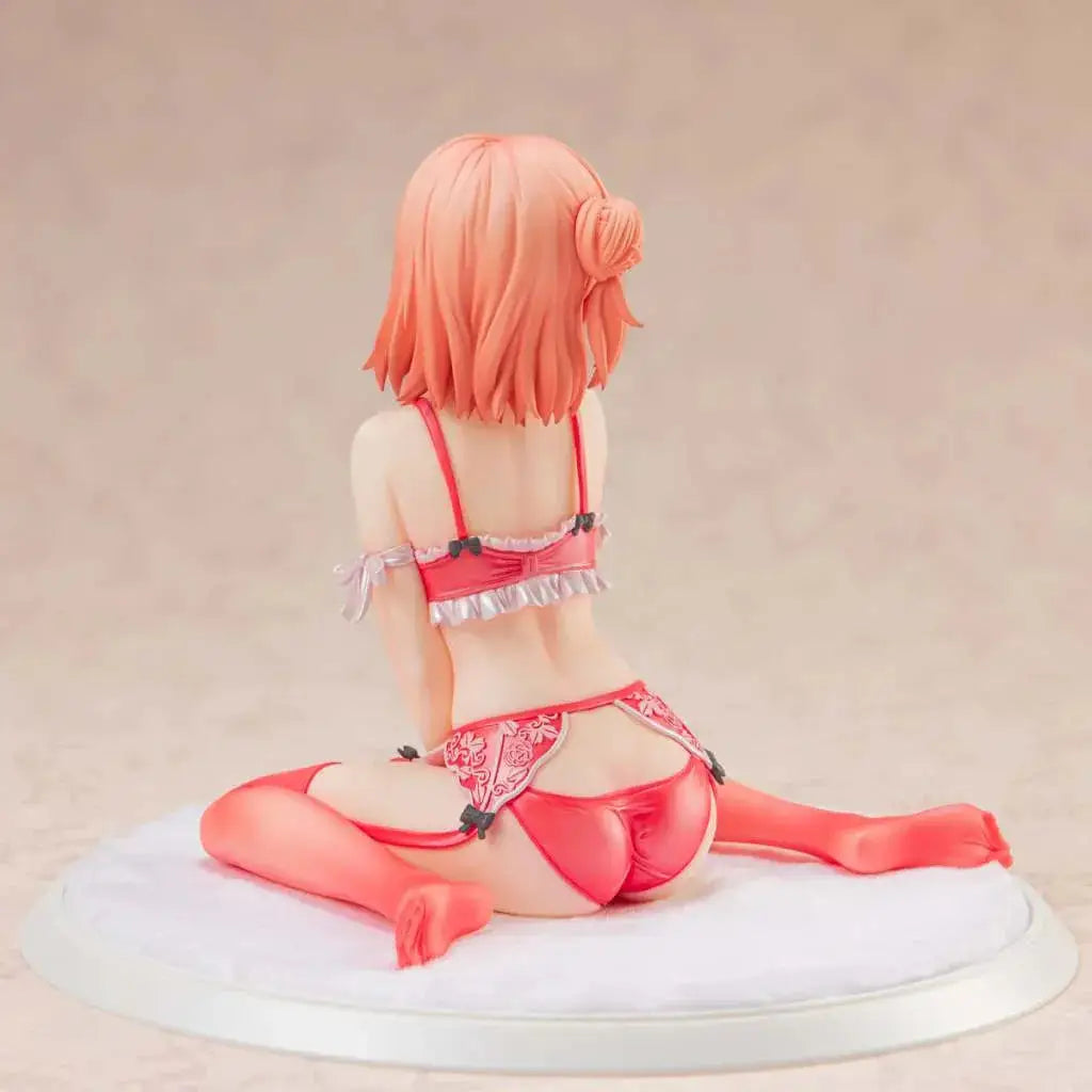 Yui Yuigahama-figur med kort rosa hår i rött spetsunderkläder