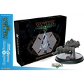 Silver venator miniatyrfigur med texturerade reptilskalor och taggig rygg på svart cirkulär bas från Mythos Silver Venators Faction Starter Set