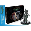 Grönaktig-grå miniatyrfigur av hornad krigare i rustning från Mythos Wyldborne