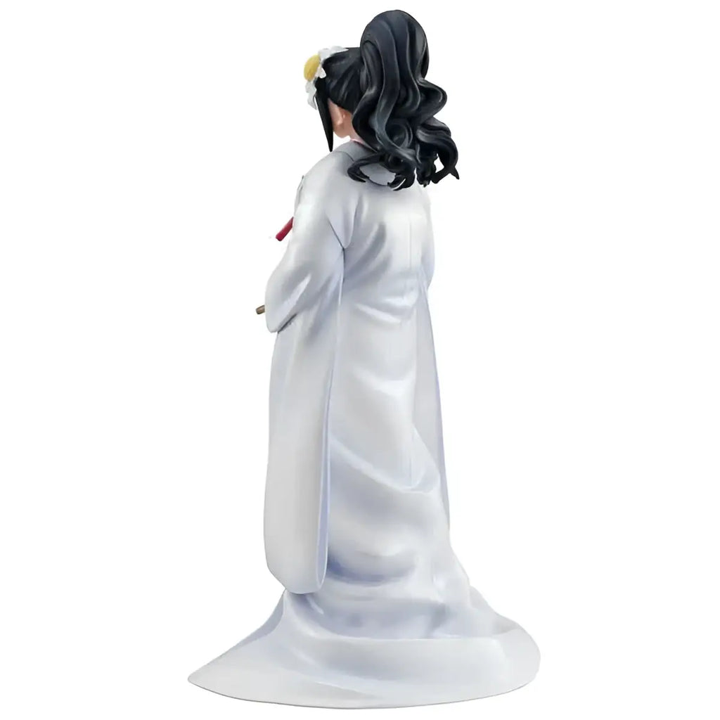 Vit figurin av Hinata i bröllopsklädsel från Naruto Gals, med långt svart vågigt hår och gul blomma