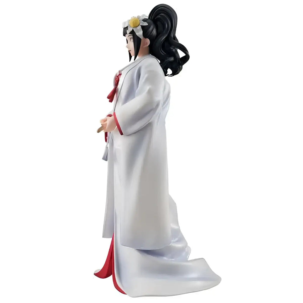 Vit Hinata i vit och röd kimono med svart hår och blomsterprydnad