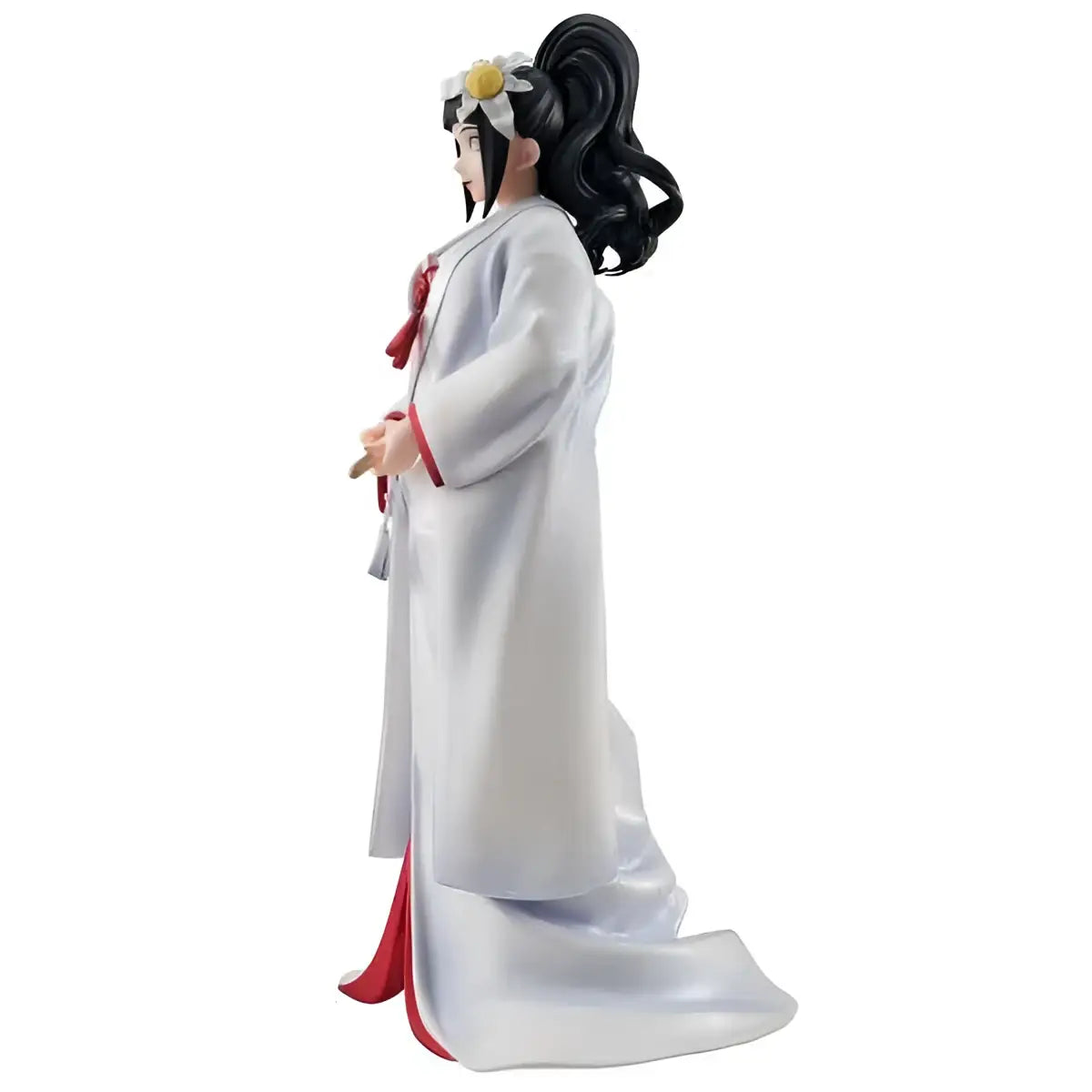 Vit Hinata i vit och röd kimono med svart hår och blomsterprydnad