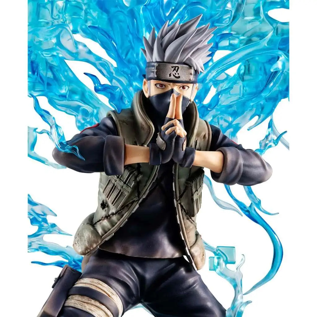 Grå spikig-hårig figur i svart mask och pannband, med lager av mörk klädsel, tan väst och handskar i Naruto Hatake Kakashi Gem Ver Susano-stil
