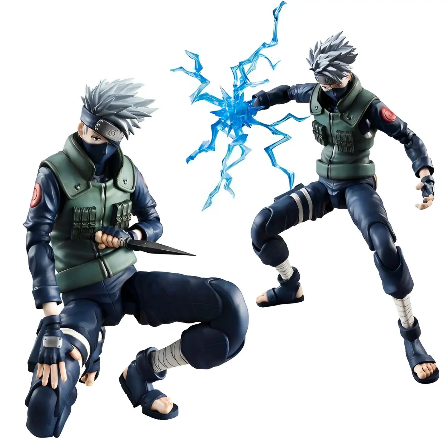 Två detaljerade Kakashi Hatake-figurer från Naruto, en i hukad pose med kunai och en i action med blå chakra-blixtar