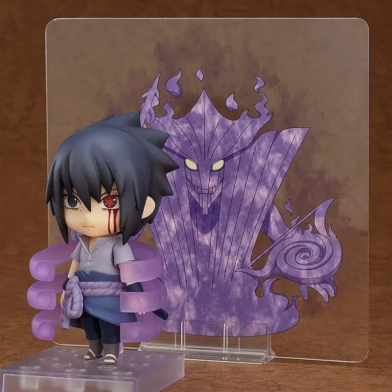 Nendoroid Sasuke Uchiha med rött öga och lila chakra mantel framför Kyuubi-bakgrund
