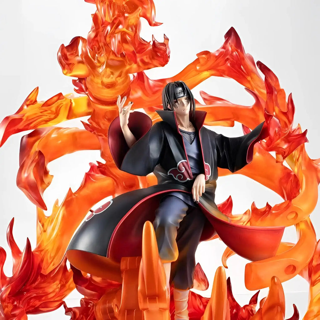 Sittande Itachi Uchiha i Akatsuki-kappa med Susanoo-flammor i rödsvart
