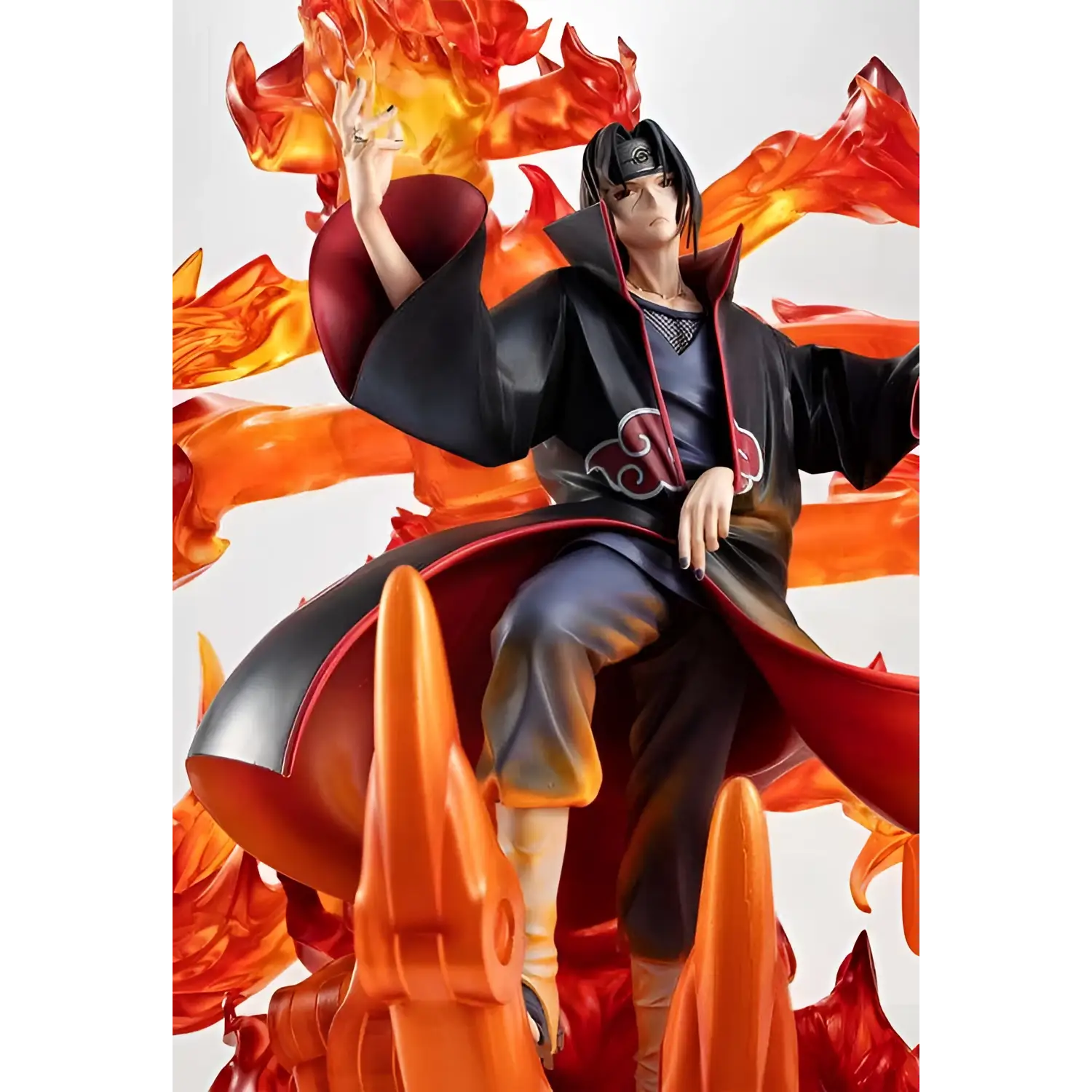 Naruto Uchiha Itachi Susanoo-statyett i akatsukiklädsel med eldiga lågor