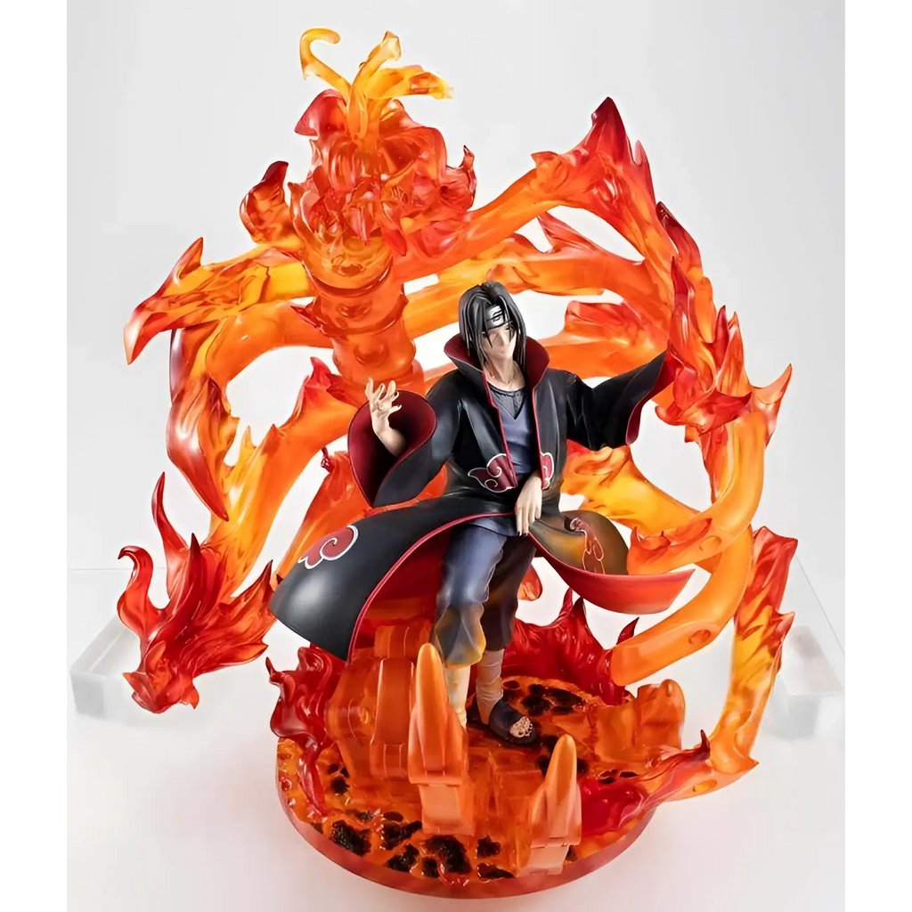 Detaljerad resinstaty av Uchiha Itachi Susanoo med svart mantel och flammor