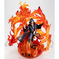 Detaljerad resinstaty av Uchiha Itachi Susanoo med svart mantel och flammor