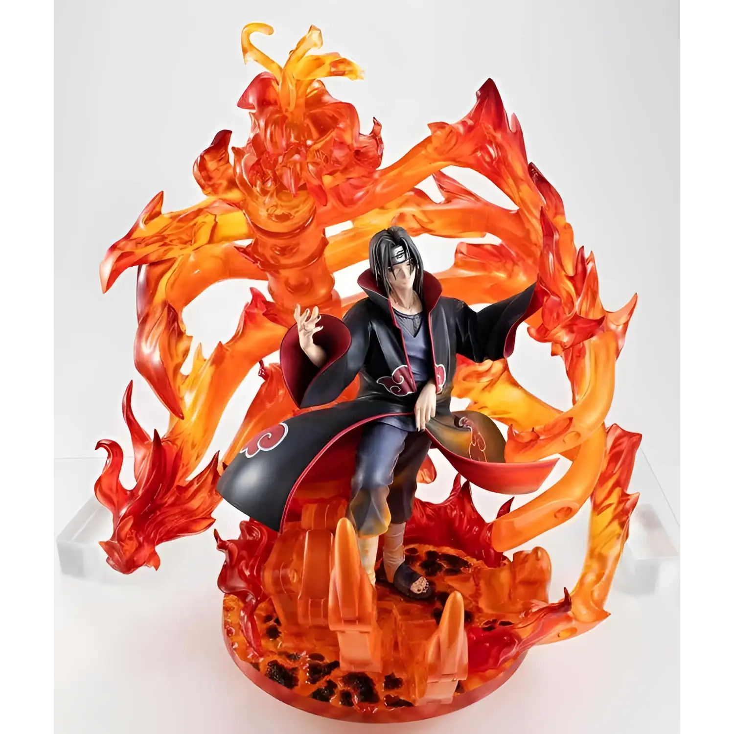 Detaljerad resinstaty av Uchiha Itachi Susanoo med svart mantel och flammor
