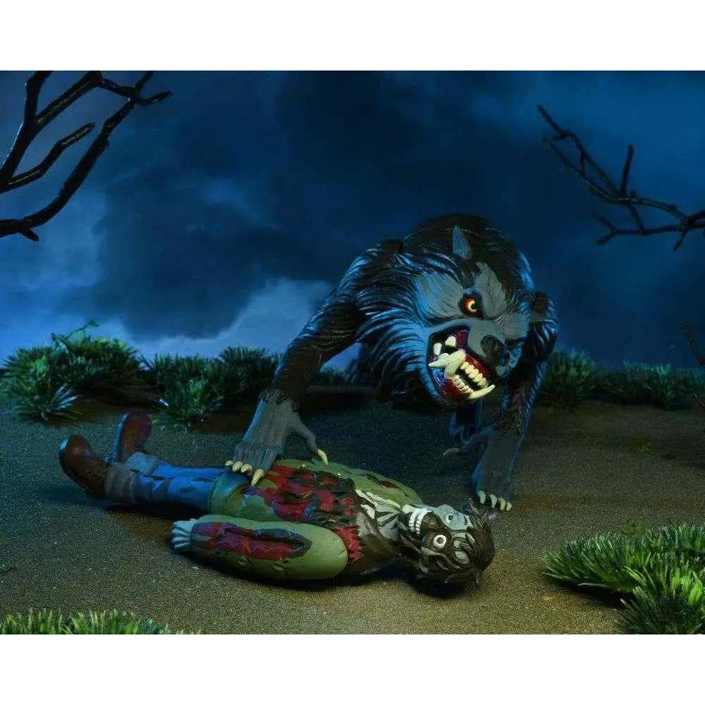 NECA Toony Terrors Amer Werewolf Jack varg 2-pack: svartgrå vargfigur med gula ögon över zombie i mörk skog