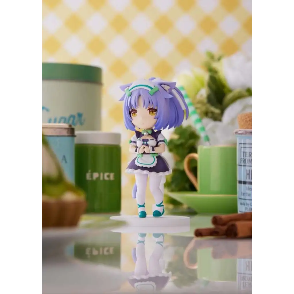 Lila hårupp animejungfru Cinnamon från Nekopara, med gröna accenter och vit förkläde på klar bas