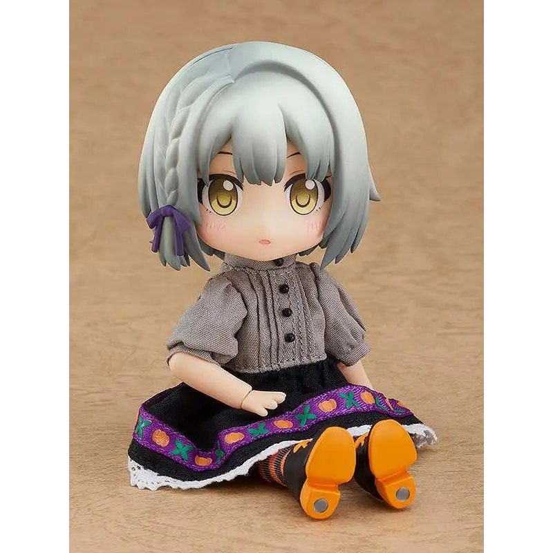 Nendoroid Doll Rose - Halloween Edition chibi-figur med silvergrått flätat hår, guldfärgade ögon och grå skjorta med svart kjol prydd med orange pumpa-broderi