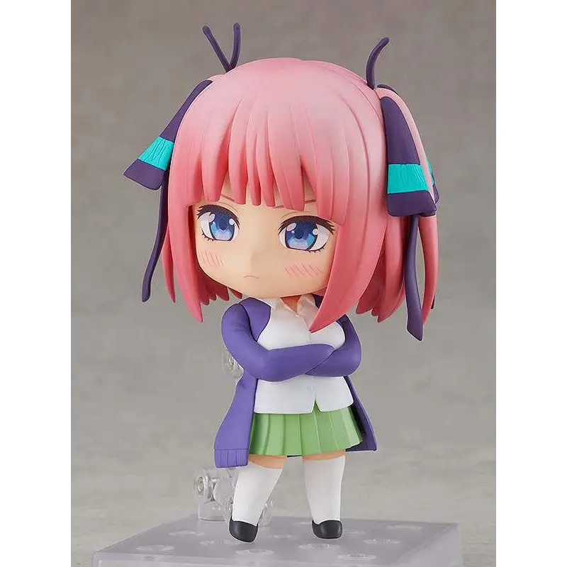 Nendoroid Nino Nakano figurin med rosa hår, blå ögon och lila kappa