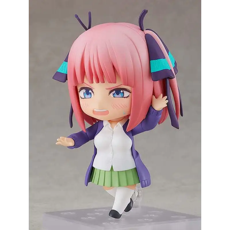 Nendoroid Nino Nakano figur med rosa hår, blå ögon, lila jacka, vit skjorta och grön kjol