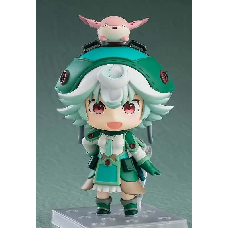 Chibi Nendoroid Prushka från Made in Abyss med mintgrön rustning och rödögon