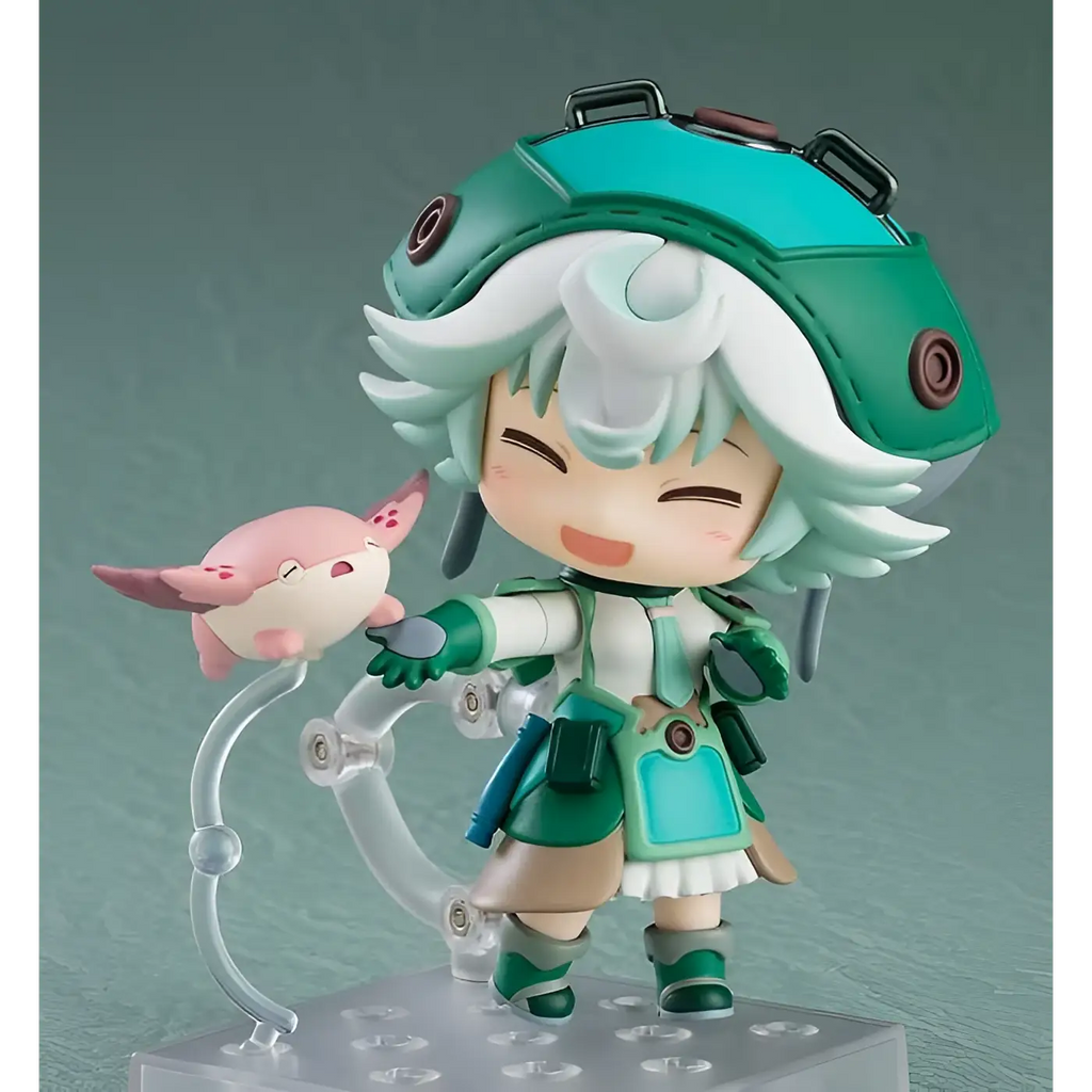 Nendoroid Prushka från Made in Abyss: chibi-figur med mintgrönt hår i tealhjälm och outfit, håller rosa varelse