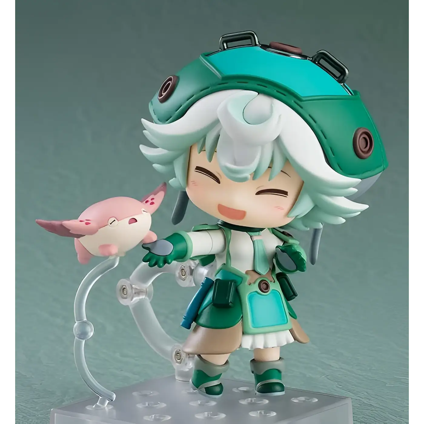 Nendoroid Prushka från Made in Abyss: chibi-figur med mintgrönt hår i tealhjälm och outfit, håller rosa varelse