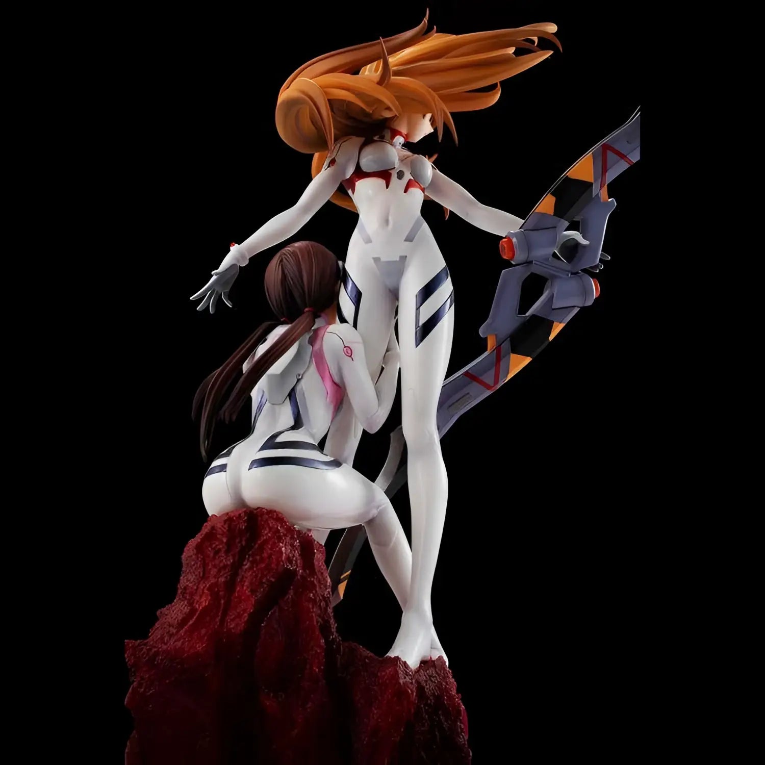 Evangelion Asuka och Mari statyett i vit och orange rustning på röd bas