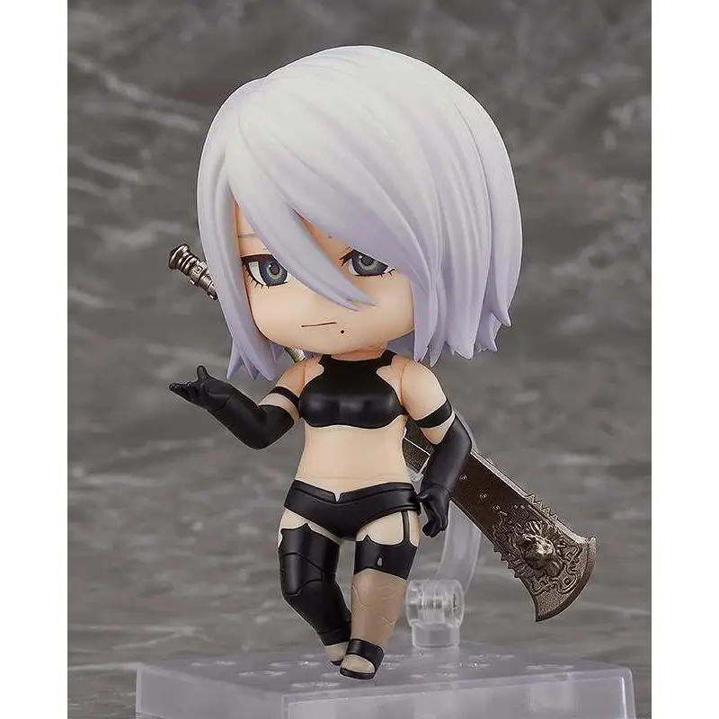 Vit chibi-figur av A2 från Nier Automata i svart rustning med svärd