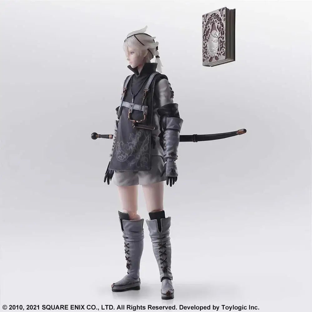 Grå och svart rustad figur med silverhår i Nier Replicant Bring Arts