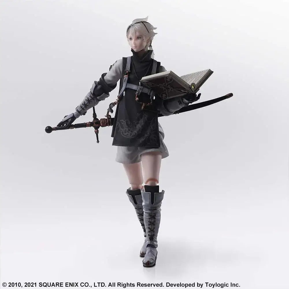 Nier Replicant Bring Arts: svart och grå rustad actionfigur med silverhår, svärd och öppen bok