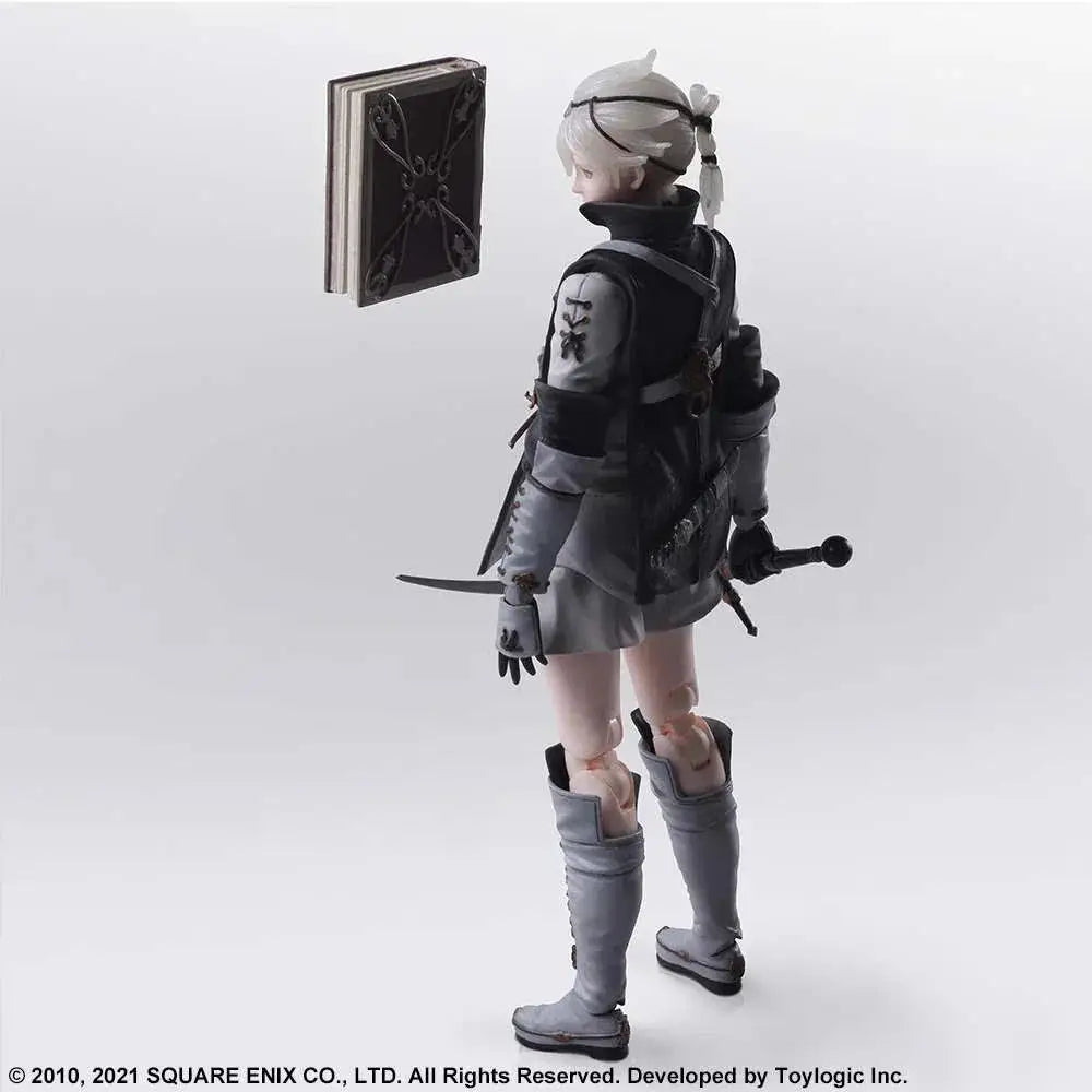 Nier Replicant Bring Arts svart och grå kvinnlig figur med vitt hår, rustning och svärd