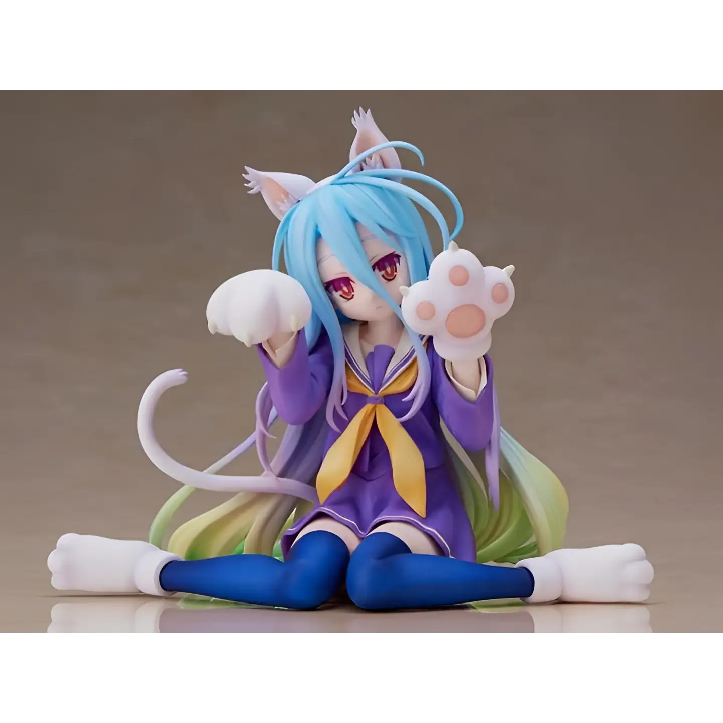 Blåhårig kattöronad animefigur Shiro från No Game No Life i lila-gul uniform