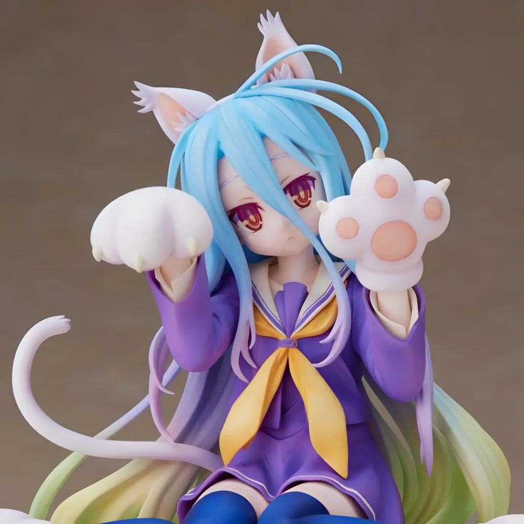 Detaljerad figur av blåhårig animeflicka med katöron och svans i lila skoluniform med gul rosett, No Game No Life Shiro-staty