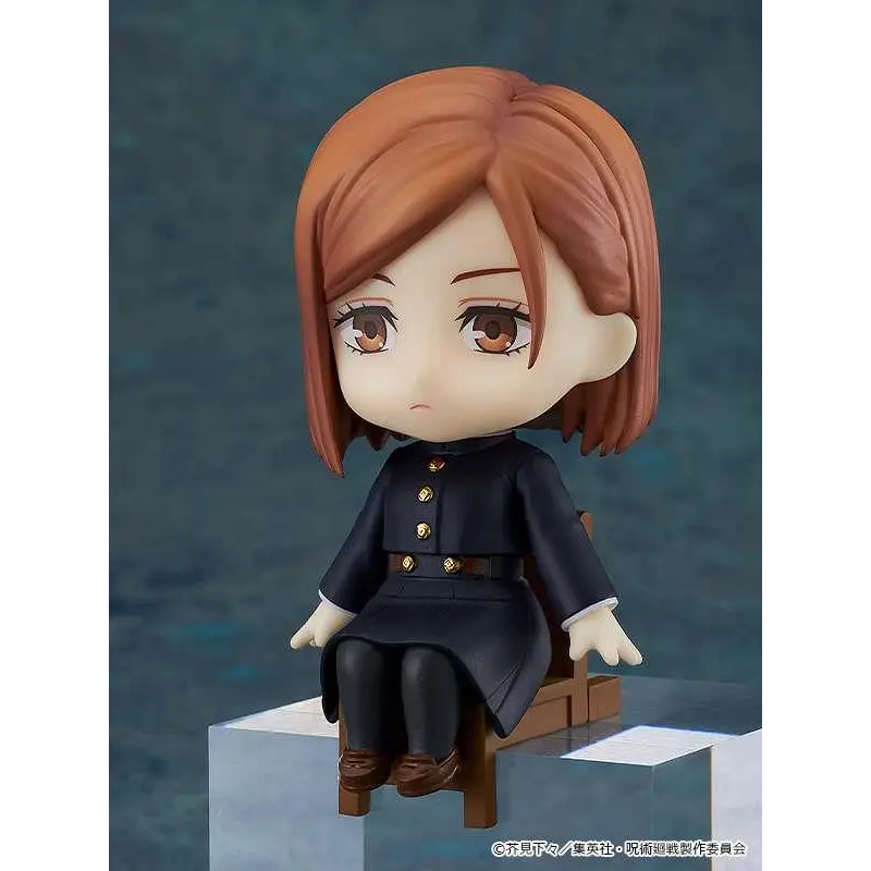 Chibi Nobara Kugisaki Nendoroid Swacchao! figurin i marin uniform på stol