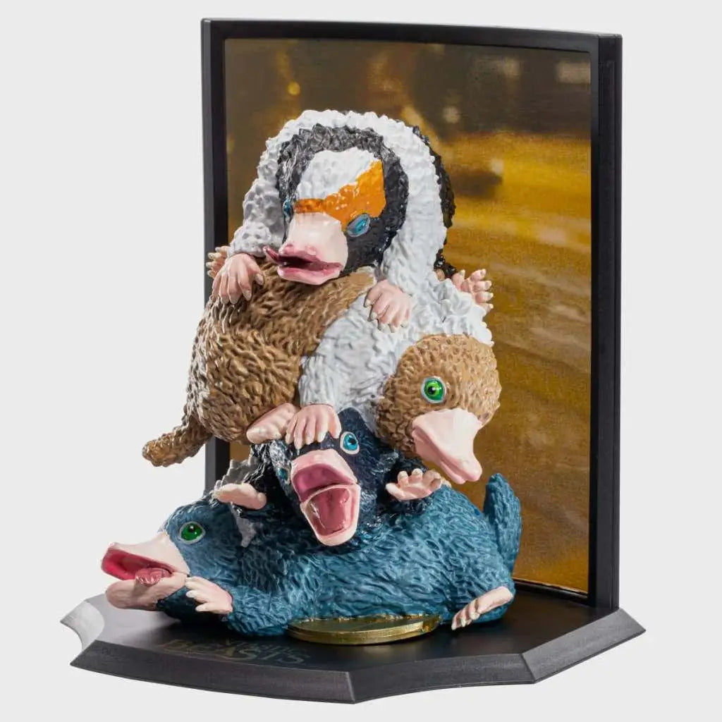 Detaljerad, färgglad niffler-figurinsamling från Noble Collection med texturerad päls och uttrycksfulla ögon
