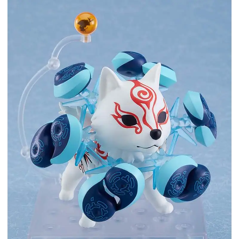 Vit Okami Shiranui DX Ver Nendoroid: vit rävfigur med röda ansiktsmärken och blå genomskinliga hjul på klar plastställ