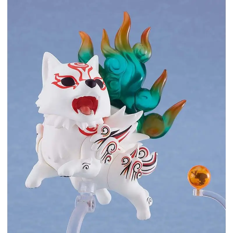 Vit Nendoroid-figur av Shiranui från Okami med röda ansiktsmärken och gradientfärgad svans