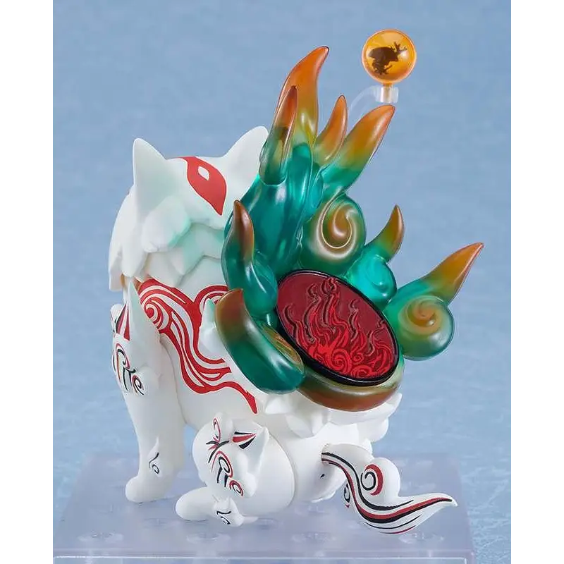 Vit Nendoroid-figur av Shiranui från Okami med rödsvart mönster och grön-orange flamflamma