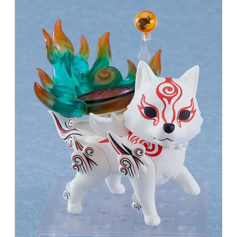 Vit Nendoroid-figur av Shiranui från Okami, med röda och svarta tribal-mönster och genomskinlig turkos-orange flamflamma på ryggen