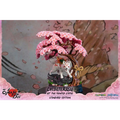 Vit chibiterasu-figur från Okamiden under körsbärsblomstenträd