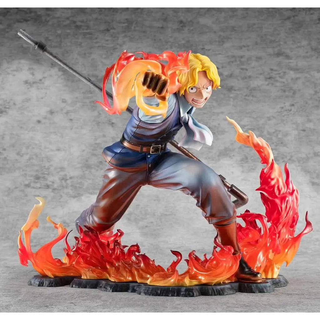 Dynamisk One Piece P.O.P Sabo figur med eldflammor, blondhårig i blå-brun dräkt