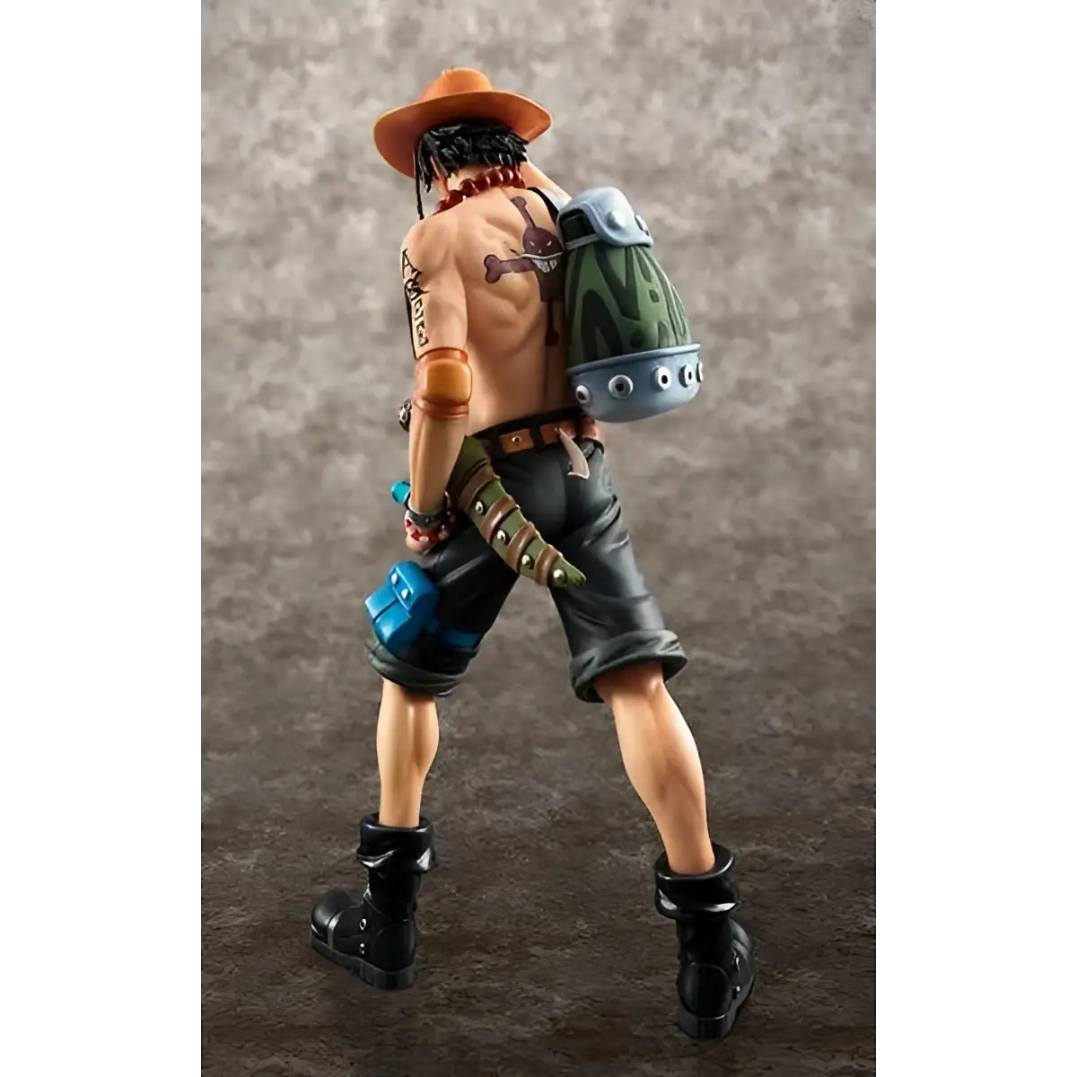 Portgas D. Ace One Piece Pop Neodx 10th rerun statue med orange hatt, tatueringar, svarta shorts och grönsilverryggsäck
