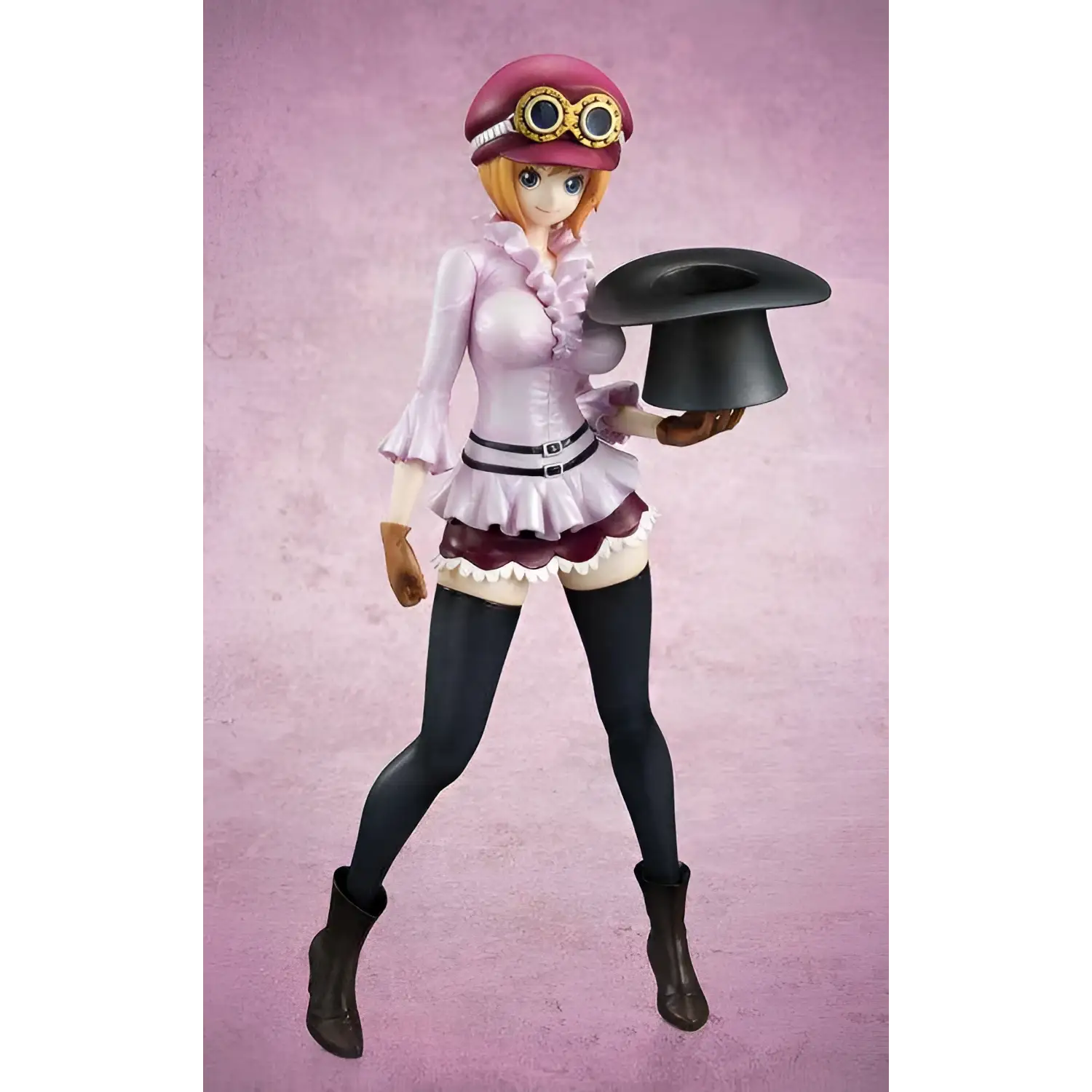 Detaljerad One Piece-figur av Koala i rosa och maroon outfit med glasögon och svart toppduk