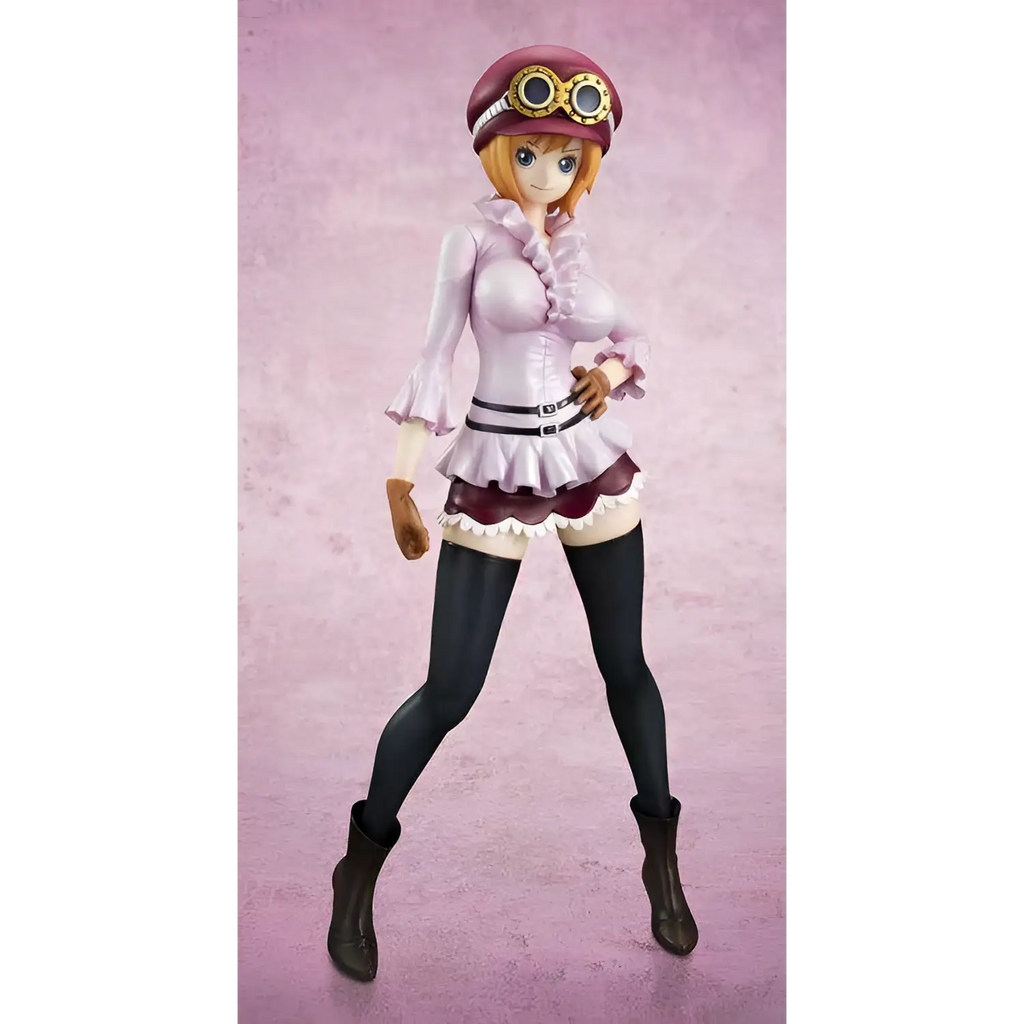 Detaljerad One Piece-figur av Koala i rosa och maroon outfit med goggles