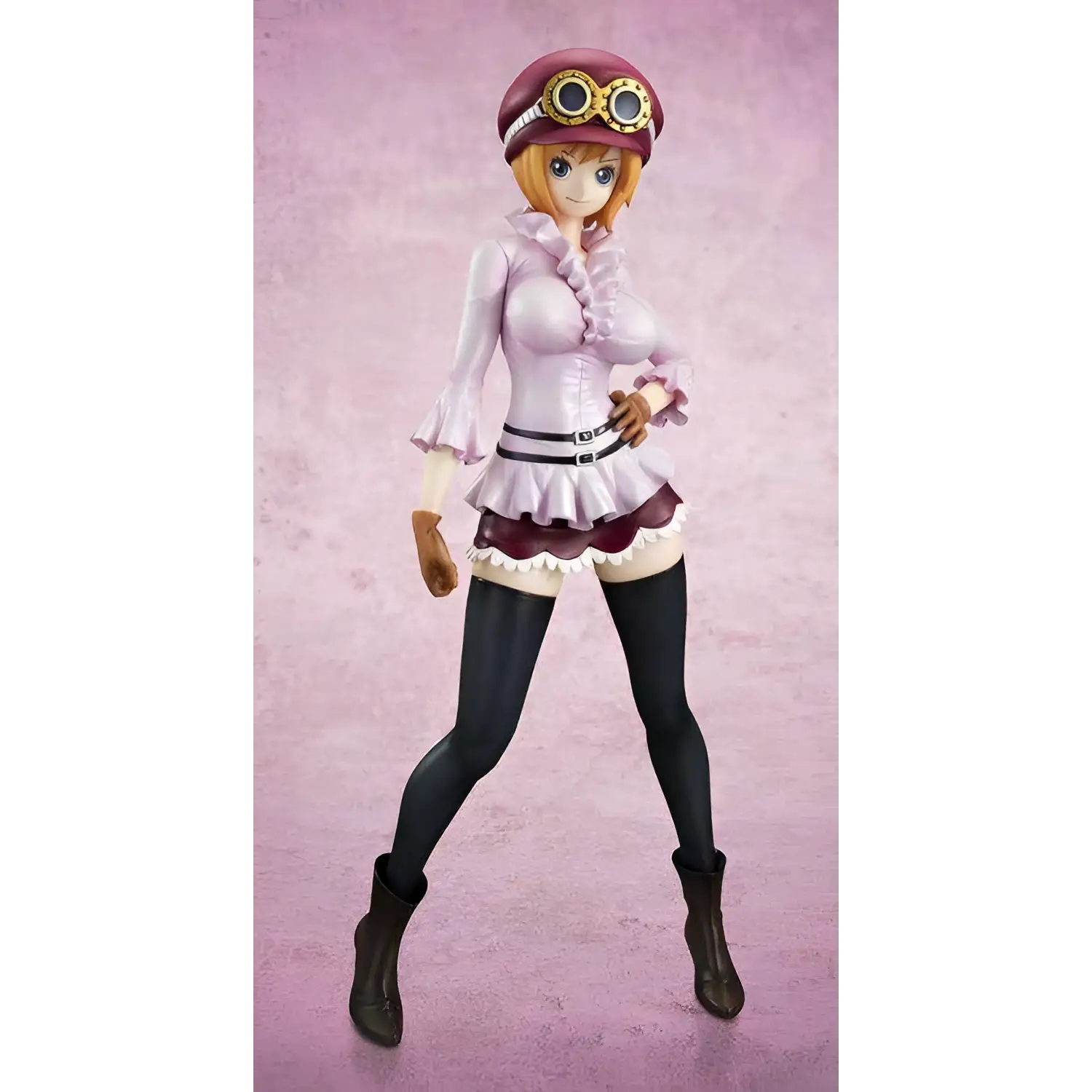 Detaljerad One Piece-figur av Koala i rosa och maroon outfit med goggles