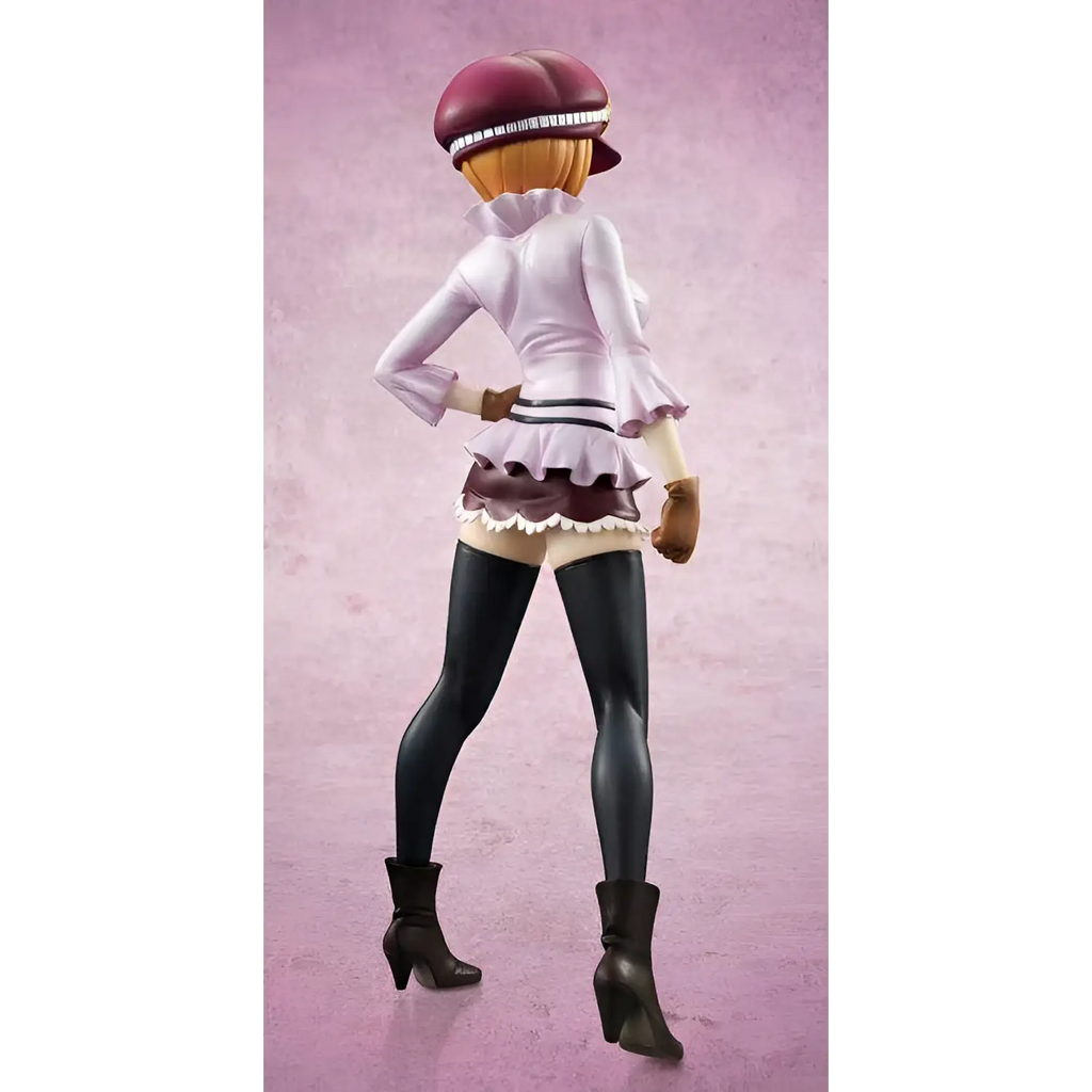 Detaljerad One Piece Koala-figur med röd basker och rosa klänning