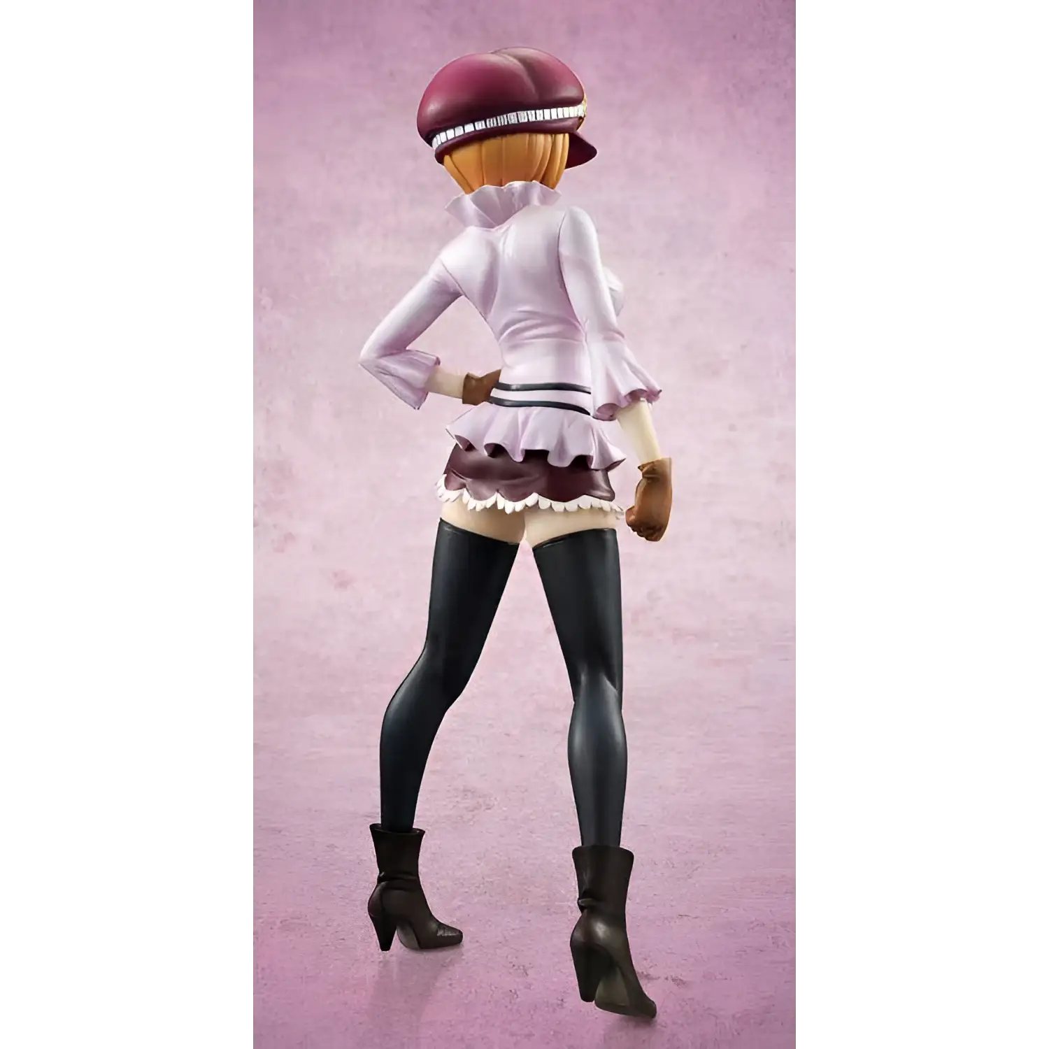 Detaljerad One Piece Koala-figur med röd basker och rosa klänning