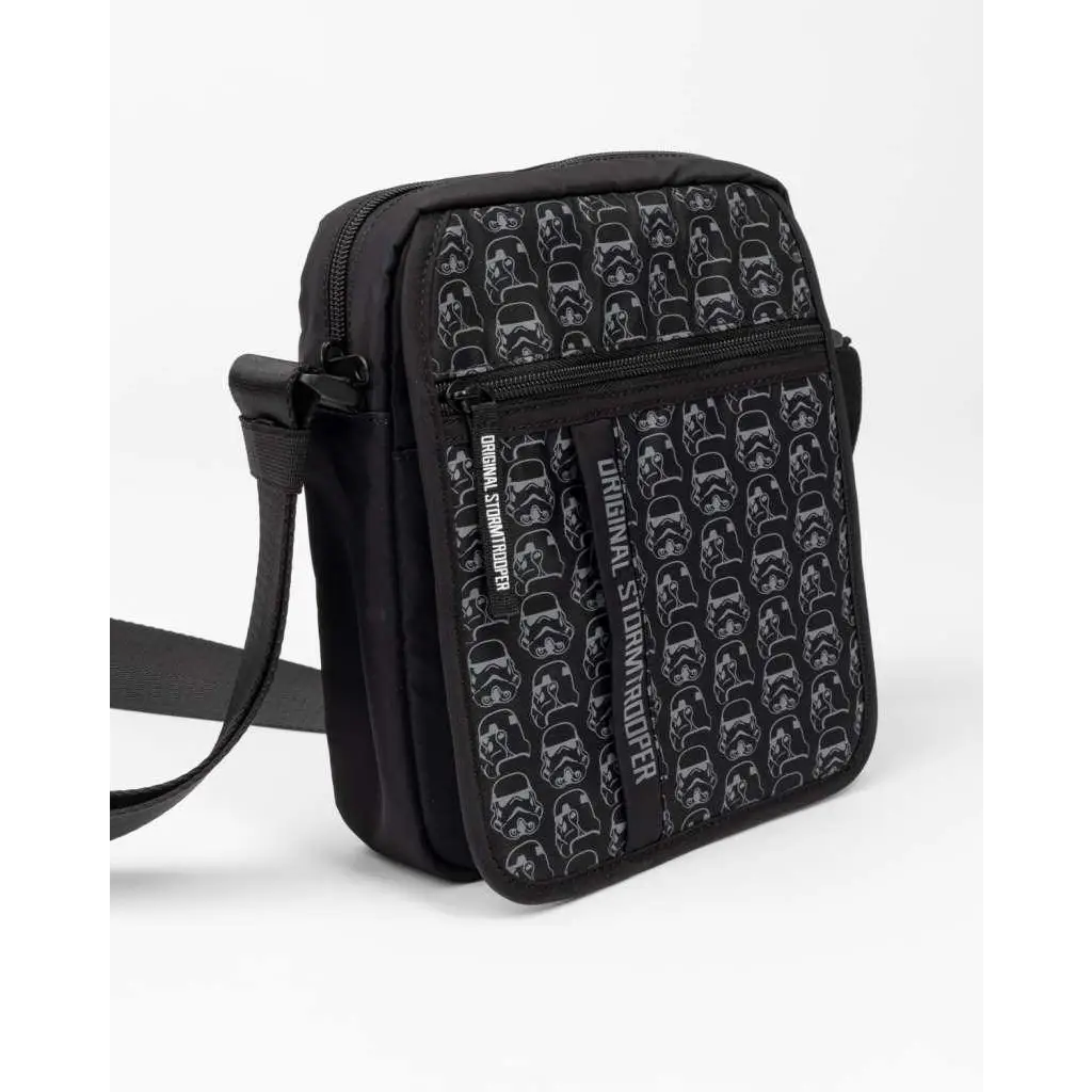 Svart korsväska med vita stormtrooper-hjälmar och text Original stormtrooper