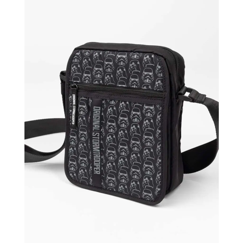 Svart crossbodyväska med vit upprepad stormtrooperhjälm och text original stormtrooper