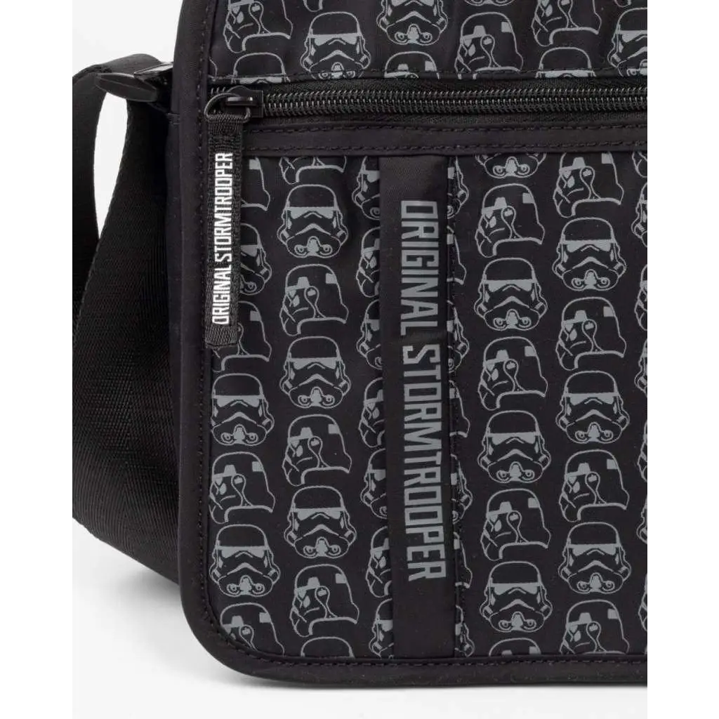 Svart crossbodyväska med vit stormtrooper-mönster och Original Stormtrooper-märke