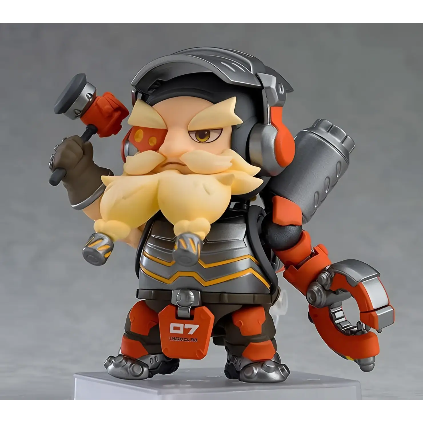 Orange och silverrustad Torbjörn-figur med gul skägg, hörlurar och verktyg