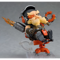 Orange och svart mekanisk figur med gul skägg, hörlurar och flammande vapen